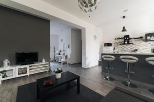 un soggiorno con divano e TV di Grey's Apartment a Catania