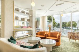 a living room with furniture and windows at The Nici in Bournemouth