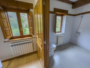 bagno con servizi igienici e 2 finestre di Posada Cabañes a Cabañes