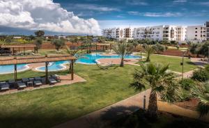 una imagen de una piscina en un resort en Thalassa Beach Resort, en Trikomo