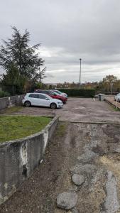 grupa samochodów zaparkowanych na parkingu w obiekcie Studio Parc Carrières Bacquin à 5 minutes de la gare w mieście Dijon
