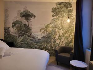 um quarto com um mural de parede com uma cama e uma cadeira em Ainay/centre Lyon/un cocon ! em Lyon