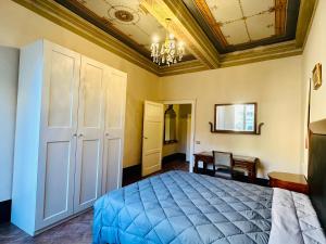 ein Schlafzimmer mit einem Bett und einer Kassettendecke in der Unterkunft Domus An- Two Bedrooms Apartment -Antique and Historical Home in Siena