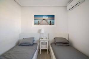 En eller flere senge i et værelse på Luxury Villa - Large Private Pool - Cabo Roig Strip + 17 billeder