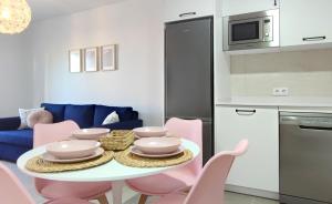 cocina con mesa y sillas rosas en una habitación en Alojamientos Rurales Las Candelas, en Santa Marta de Magasca 27 fotos más