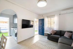 Et tv og/eller underholdning på Luxury Villa - Large Private Pool - Cabo Roig Strip