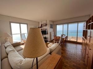 uma sala de estar com um sofá branco e uma mesa em Appartement Les Sables-d'Olonne, 3 pièces, 4 personnes - FR-1-197-201 em Les Sables-dʼOlonne