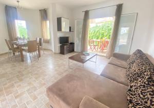 Villas Benicadims - BTB في Beniarbeig: غرفة معيشة مع أريكة وطاولة