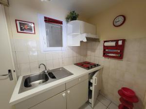 una pequeña cocina con fregadero y ventana en Appartement Les Sables-d'Olonne, 2 pièces, 4 personnes - FR-1-92-575, en Les Sables-dʼOlonne