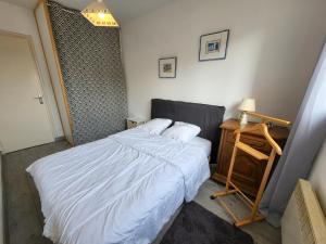 Ένα ή περισσότερα κρεβάτια σε δωμάτιο στο Appartement Les Sables-d'Olonne, 2 pièces, 4 personnes - FR-1-92-611