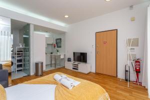 リスボンにあるBeGuest Benfica Modern Flatのベッドルーム1室(タオル付きのベッド1台付)