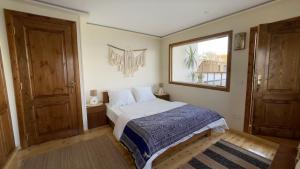 Schlafzimmer mit einem Bett und einem Fenster in der Unterkunft Dahabeya Luxor Aswan in Luxor