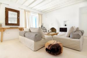 un soggiorno con un divano e un tavolo di Villa Mezcal by Mykonos Mood a Mykonos Città