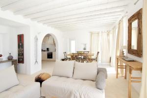 un soggiorno bianco con divano bianco e tavolo di Villa Mezcal by Mykonos Mood a Mykonos Città