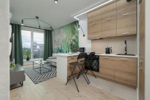 cocina con encimera y sillas en una habitación en Exclusive Apartment Rzeszów by Renters, en Rzeszów