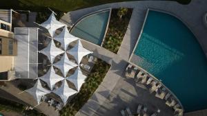 vista sul tetto di una piscina accanto a un edificio di Amira Luxury Resort & Spa - Adults Only ad Adelianos Kampos