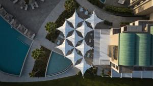 einen Blick über ein Gebäude neben einem Pool in der Unterkunft Amira Luxury Resort & Spa - Adults Only in Adelianos Kampos