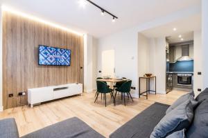 - un salon avec un canapé et une table dans l'établissement Exclusive Apartments Barcelona 4 personas St Pere, à Terrassa