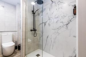 La salle de bains est pourvue d'une douche et de toilettes. dans l'établissement Exclusive Apartments Barcelona 4 personas St Pere, à Terrassa