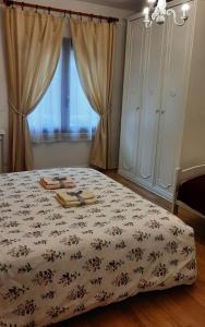 Un pat sau paturi într-o cameră la La Civetta appartamento con giardino e parcheggio