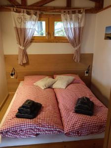 uma cama com duas almofadas num quarto em Ferienhaus am Bückeberg em Gernrode - Harz