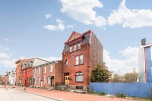 een oud gebouw van rode baksteen in een stadsstraat bij Massive Home - GroupStay - Parking & Location in Pittsburgh