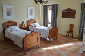 a bedroom with two beds and a window at Agriturismo Podere Terrena in San Vincenti