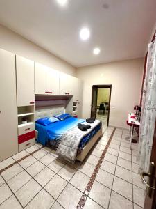 ein Schlafzimmer mit einem Bett und einem Schreibtisch. in der Unterkunft Don Vincenzo’s House in Neapel