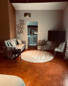a living room with a couch and a tv at Villa Maskali in Cuxac-dʼAude