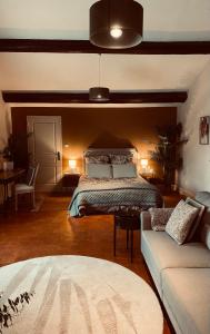 1 dormitorio con 1 cama y 1 sofá en Villa Maskali, en Cuxac-dʼAude