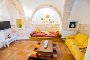 - un salon avec un canapé et une table dans l'établissement Villa Trullo Lumise by Villa Plus, à Martina Franca