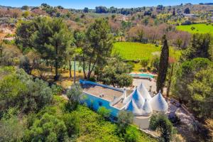 - une vue aérienne sur un domaine avec une piscine dans l'établissement Villa Trullo Lumise by Villa Plus, à Martina Franca