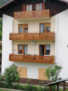 een gebouw met balkons aan de zijkant bij Donatella&Thomas in Siror
