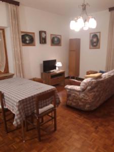 een woonkamer met een tafel en een bank bij Donatella&Thomas in Siror