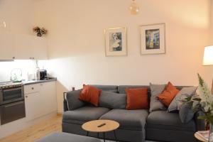 uma sala de estar com um sofá e uma cozinha em PAS 17 Apartment Berlin – cozy apartment em Berlim