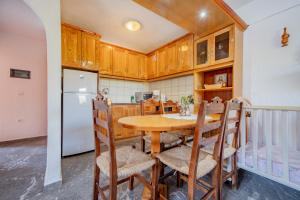 Kuchyň nebo kuchyňský kout v ubytování Athina Villas