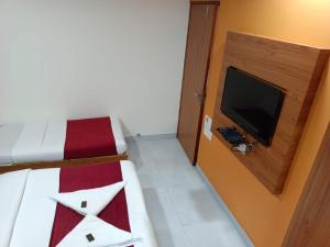 TV a/nebo společenská místnost v ubytování Hotel airport annex + 37 fotografií