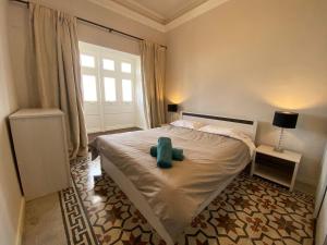 - une chambre dotée d'un lit avec un objet bleu dans l'établissement SeaView Valletta Apartment, à La Valette