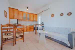Kuchyň nebo kuchyňský kout v ubytování Athina Villas