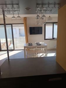 TV a/nebo společenská místnost v ubytování Grand studio avec balcon en bord de mer