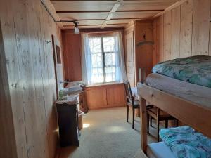 mały pokój z łóżkiem i oknem w obiekcie Berggasthaus Obbort w mieście Linthal