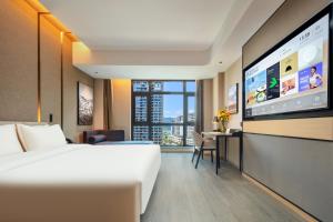 Postel nebo postele na pokoji v ubytování Atour Hotel Meizhou West Station R&F Center
