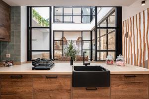 cocina con fregadero y ventana grande en Ocean beachside house with pool, en Conil de la Frontera