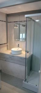 ein Bad mit einem Waschbecken und einem Spiegel in der Unterkunft PRATICCIONI in Linguizzetta