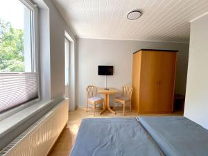 um quarto com uma mesa e cadeiras e uma janela em Stadtgarten Gotha em Gotha
