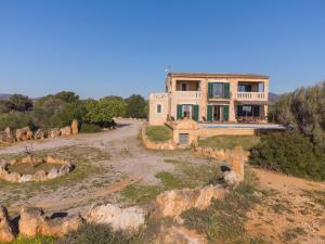 una casa en una colina con un camino de tierra en Finca Verdal, en Alquería Blanca