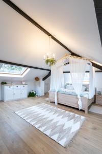 sypialnia z łóżkiem z baldachimem na poddaszu w obiekcie La gazza ladra w mieście Namur