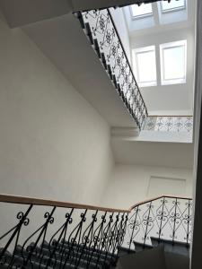 spiralne schody z oknem w budynku w obiekcie Apartmány Malé náměstí, Broumov w mieście Broumov