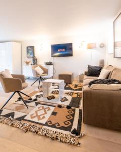 那慕爾的住宿－La gazza ladra，带沙发和地毯的客厅
