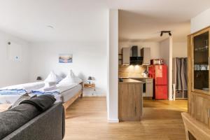 ein Wohnzimmer mit einem Sofa und einer Küche in der Unterkunft Hodderup Wohnung 10 in Husby